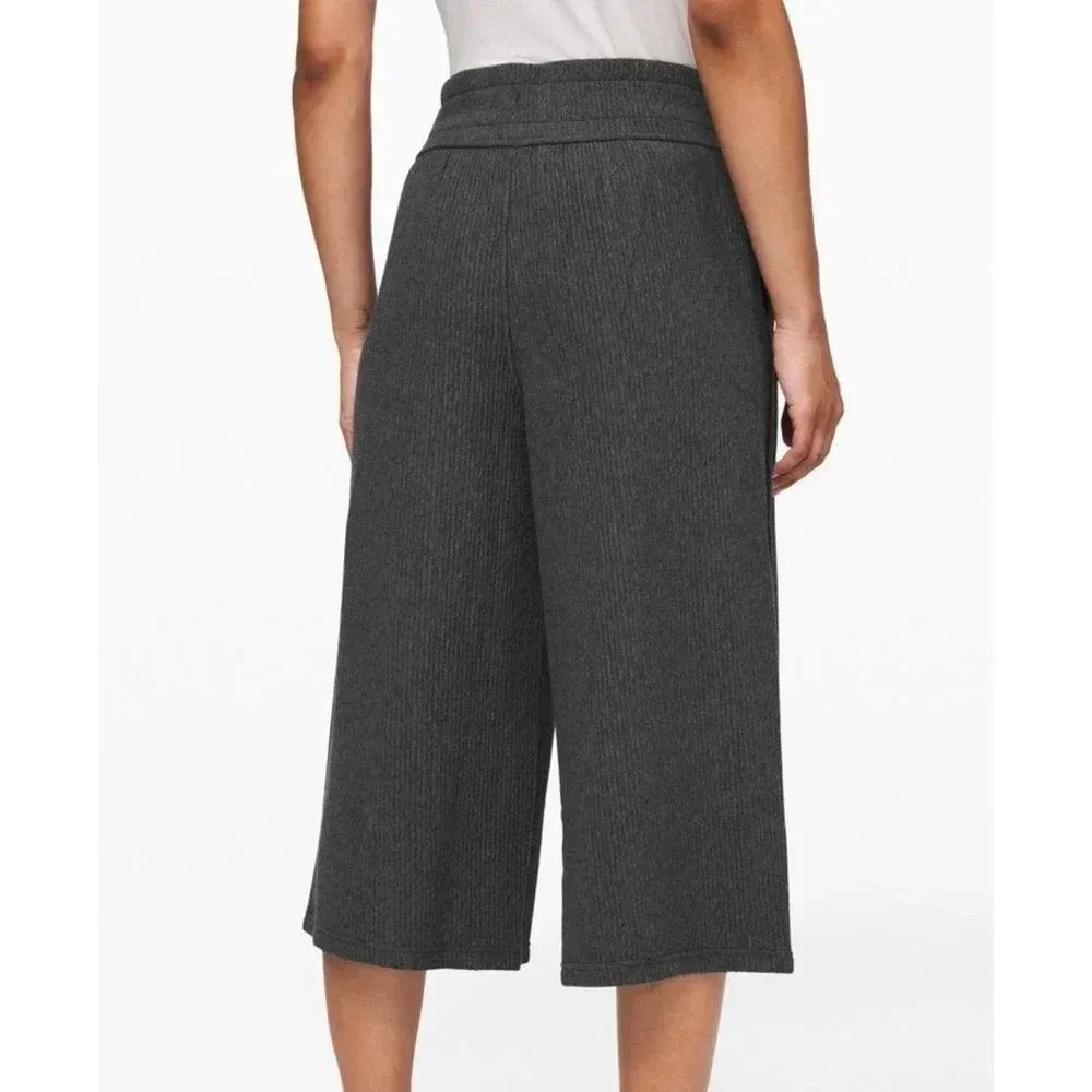 Lululemon Women's Size 4 Heathered Dark Gray Retreat Yourself Crop Pants
